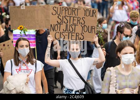 Les gens participent à une marche Black Trans Lives Matter depuis Hyde Park, Londres, le jour où la fierté à Londres devait avoir lieu, suite à une série de manifestations Black Lives Matter dans tout le Royaume-Uni. Banque D'Images