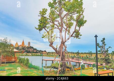 KANCHANABURI THAÏLANDE - JUIN 26 : une vue magnifique sur le café et la cuisine nouvellement créée avec le célèbre temple Wat Tham SUA en arrière-plan à Ana Banque D'Images