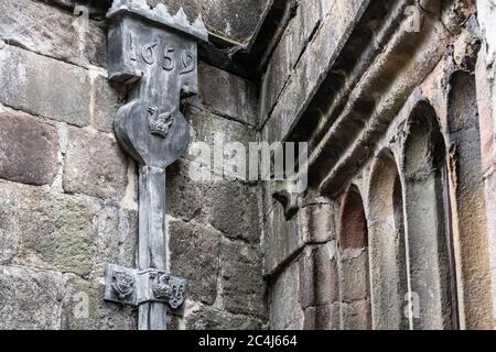 Vue détaillée d'une gouttière médiévale au plomb vue à l'extérieur d'un bâtiment historique. Les armoiries sont clairement visibles sur le fil. Banque D'Images