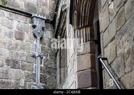 Vue détaillée d'une gouttière médiévale au plomb vue à l'extérieur d'un bâtiment historique. Les armoiries sont clairement visibles sur le fil. Banque D'Images