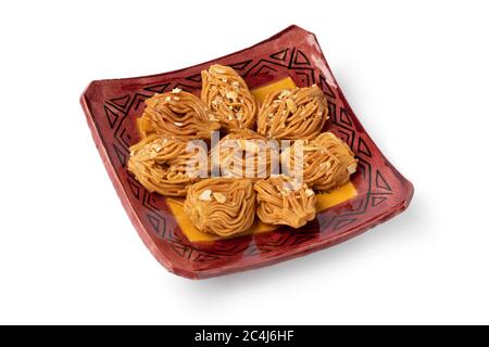 Plat avec biscuits maison de fête marocaine chebakia isolés sur fond blanc Banque D'Images