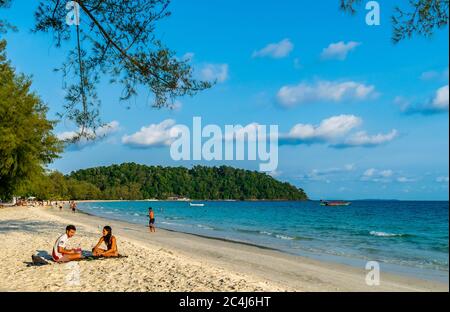 Long Set Beach, Koh Rong, Cambodge- Fév, 2020 : un couple assis sur la plage de long Set Beach, Koh Rong, Cambodge Banque D'Images