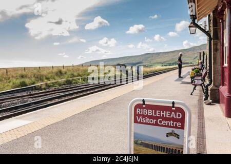 Point d'intérêt peu profond d'un panneau du centre des visiteurs vu sur la célèbre gare de Leeds à Carlisle. Un membre du public peut être vu au loin. Banque D'Images