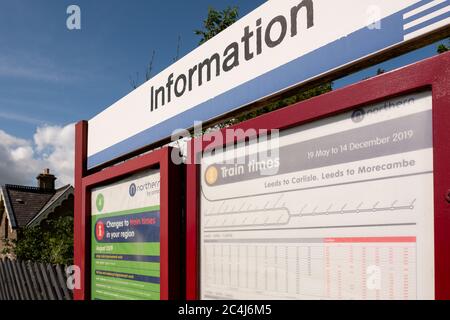 Vue détaillée d'un horaire ferroviaire vu sur la plate-forme de la célèbre route ferroviaire de Leeds à Carlisle. Banque D'Images
