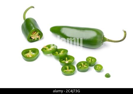 Poivrons jalapeno verts frais et tranches isolées sur fond blanc Banque D'Images