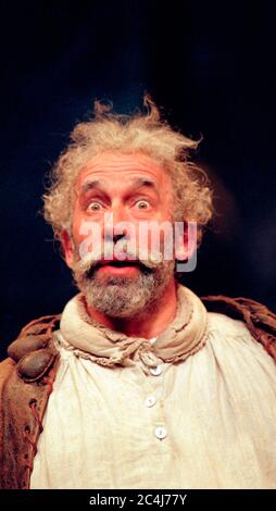 Simon Crolow (Falstaff) dans LES CARILLONS À MINUIT écrit et adapté par Orson Welles des pièces historiques de Shakespeare au Chichester Festival Theatre, West Sussex, Angleterre 11/08/1998 design: Christopher Woods éclairage: Nick Richings Fies: William Hobbs réalisateur: Patrick Garland Banque D'Images