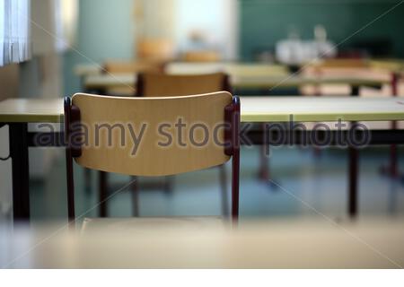 Chaises et bureaux d'école inoccupés en Allemagne pendant la crise de Corona. On espère revenir bientôt aux leçons habituelles. Banque D'Images