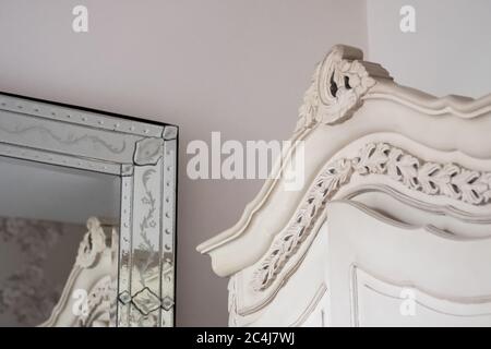 Décoration très ornée, grande armoire et miroir également très orné, dans un hôtel londonien très populaire. Banque D'Images