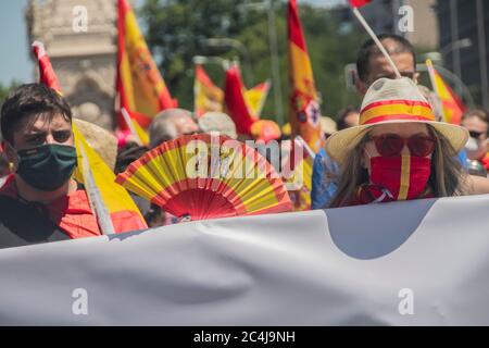 Les premiers à descendre dans la rue pour protester contre la gestion de Pedro Sánchez face à la pandémie ont organisé une nouvelle manifestation. Les résidents du centre de Madrid ont organisé autour du mouvement constitutionnel civil Núñez de Balboa autoqualifié, se référant au nom de la rue qui a vu les protestations commencer, casserole en main, ils ont manifesté ce samedi. En fait, par le biais des réseaux sociaux, ils ont demandé la participation à la marche, qui a eu lieu à 12 heures de la Plaza de Gregorio Marañón et qui s'est terminée sur la Plaza de Neptuno. La marche qui a été organisée contre le Banque D'Images