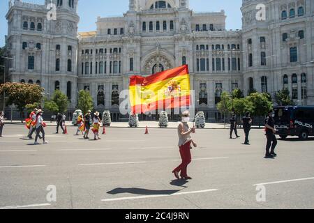 Les premiers à descendre dans la rue pour protester contre la gestion de Pedro Sánchez face à la pandémie ont organisé une nouvelle manifestation. Les résidents du centre de Madrid ont organisé autour du mouvement constitutionnel civil Núñez de Balboa autoqualifié, se référant au nom de la rue qui a vu les protestations commencer, casserole en main, ils ont manifesté ce samedi. En fait, par le biais des réseaux sociaux, ils ont demandé la participation à la marche, qui a eu lieu à 12 heures de la Plaza de Gregorio Marañón et qui s'est terminée sur la Plaza de Neptuno. La marche qui a été organisée contre le Banque D'Images