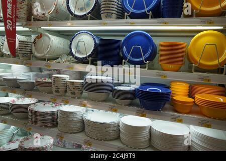 Plats et bols empilés pour la vente dans UN magasin . Différentes sélections de plaques en vente en face de la boutique. Les sélections ont des prix différents. Variétés Banque D'Images