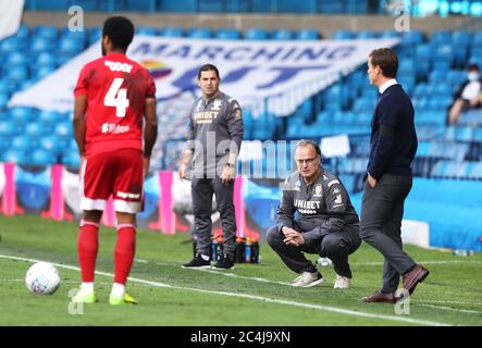 Marcelo Bielsa, directeur de Leeds United, et Scott Parker, directeur de Fulham (à droite) sur le réseau de communication lors du match du championnat Sky Bet à Elland Road, Leeds. Banque D'Images