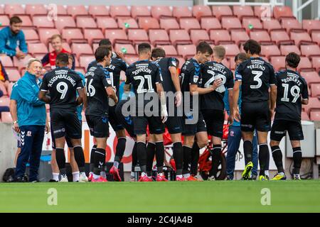 27 juin 2020 ; Stade Bet365, Stoke, Staffordshire, Angleterre ; Championnat d'Angleterre de football, Stoke City versus Middlesbrough ; le nouveau directeur de Middlesborough, Neil Warnock, donne des instructions à ses joueurs pendant la pause-eau Banque D'Images