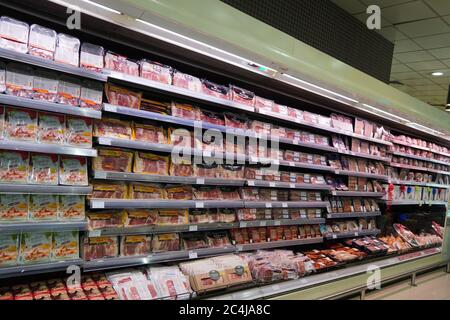 Viande, supermarché, boucher. Paquets de viande au supermarché. Allée de la viande dans le supermarché. Viandes emballées dans la section réfrigérée du supermarché. Bacon, Banque D'Images