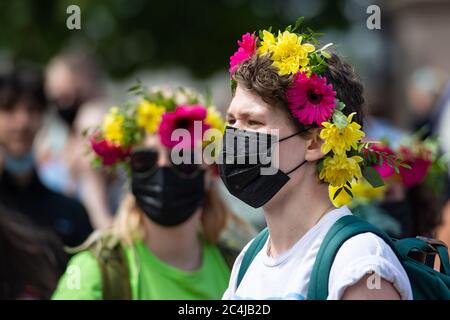 Les gens participent à une marche Black Trans Lives Matter depuis Hyde Park, Londres, le jour où la fierté à Londres devait avoir lieu, suite à une série de manifestations Black Lives Matter dans tout le Royaume-Uni. Banque D'Images