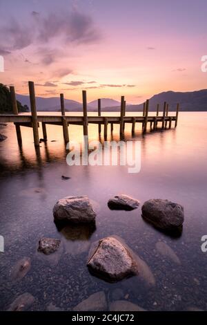 Ciel paisible de Dawn avec jetée en bois à Derwentwater dans le district des lacs. Banque D'Images