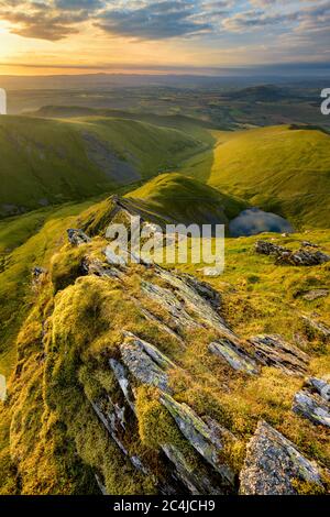 Belle campagne Sunrise on Mountain Ridge, Blencathra, Lake District, Royaume-Uni. Banque D'Images