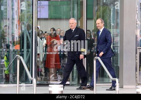 Dublin, Irlande. 27 juin 2020. Micheal Martin (R) quitte le Convention Center de Dublin après avoir été élu nouveau Premier ministre d'Irlande à Dublin, Irlande, le 27 juin 2020. Le leader de Fianna Fail, Micheal Martin, a été élu nouveau Premier ministre d'Irlande lors d'un vote qui s'est tenu ici samedi lors d'une réunion spéciale de la chambre basse du Parlement irlandais. Credit: Liu Xiaoming/Xinhua/Alay Live News Banque D'Images