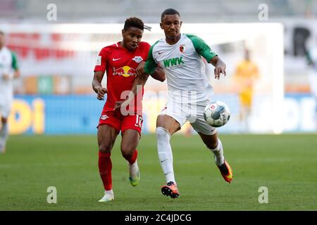 Ausgsburg City, Allemagne. 27 juin 2020. Firo: Football: Football: 27.06.2020 1.Bundesliga: Saison 19/20 34. matchday: FC Augsburg - RB Leipzig Christopher Nkunku, RB Leipzig, RBL, Leipzig, Felix Uduokhai, FC Augsburg, FCA, Augsburg, personnage entier, duels, crédit: Marcel Engelbrecht/firosportphoto/POOL | utilisation dans le monde entier/dpa/Alay en direct Banque D'Images