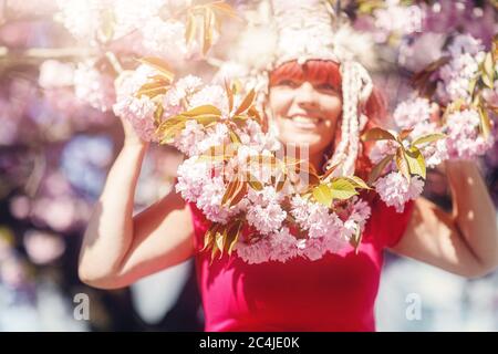 Belle femme chamanique avec serre-tête dans la nature. Banque D'Images