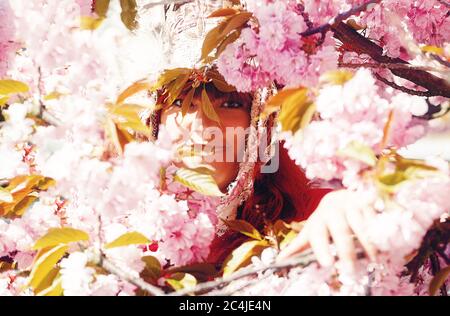 Belle femme chamanique avec serre-tête dans la nature. Banque D'Images