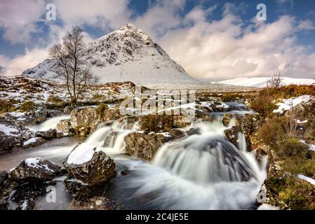 Chute d'eau Buachille Etive Mor recouverte de neige. Glencoe, Écosse. Banque D'Images
