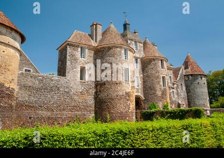 Entrée principale du château de Ratilly (XIIIe siècle), la Puisaye, Treigny, Yonne (89), région Bourgogne-Franche-Comté, France Banque D'Images