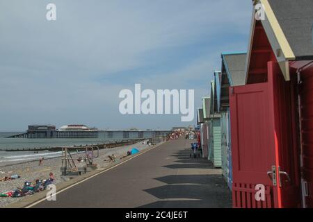 Norfolk, Royaume-Uni. 26 juin 2020. Cromer Pier et le front de mer vu de la plage huts.les gens apprécient le soleil chaud sur la plage de Cromer comme le temps en Angleterre a dépassé 30 degrés pour une troisième journée de course. Crédit : SOPA Images Limited/Alamy Live News Banque D'Images