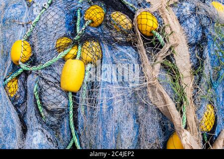 Filets de pêche encore la vie modèle de fond. Des articles de pêche, des cordes et des résille, empilés sur un quai. Gros plan sur la texture. Poisson frais de la mer. Banque D'Images