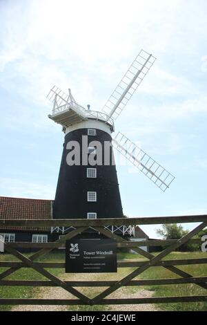 Burnham Overy, Royaume-Uni. 26 juin 2020. Tower Windmill Bunkhouse un hébergement de vacances à Burnham Overy St, Norfolk, qui doit rouvrir en juillet avec d'autres cottages et campings de vacances.le PM Boris Johnson a annoncé que les musées et galeries peuvent rouvrir en Angleterre le 4 juillet, car les restrictions de confinement du coronavirus sont plus faciles. Crédit : SOPA Images Limited/Alamy Live News Banque D'Images