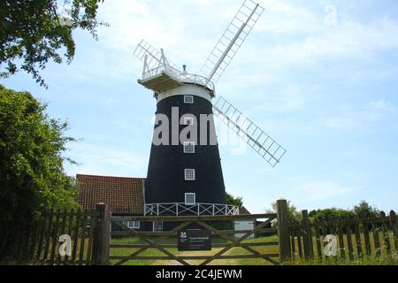 Burnham Overy, Royaume-Uni. 26 juin 2020. Tower Windmill Bunkhouse un hébergement de vacances à Burnham Overy St, Norfolk, qui doit rouvrir en juillet avec d'autres cottages et campings de vacances.le PM Boris Johnson a annoncé que les musées et galeries peuvent rouvrir en Angleterre le 4 juillet, car les restrictions de confinement du coronavirus sont plus faciles. Crédit : SOPA Images Limited/Alamy Live News Banque D'Images