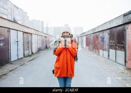 Jeune femme debout dehors par temps froid Banque D'Images