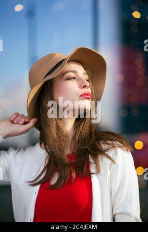 Portrait d'une jeune femme portant une chemise rouge et un rouge à lèvres Banque D'Images