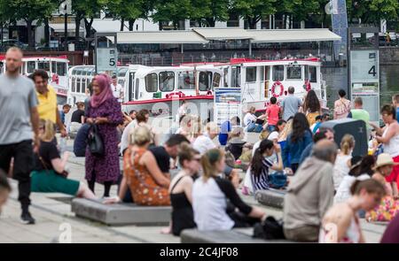 Hambourg, Allemagne. 27 juin 2020. Les passants s'assoient dans le centre-ville à l'embarcadère Alster Jungfernstieg, à des températures estivales. Credit: Markus Scholz/dpa/Alay Live News Banque D'Images