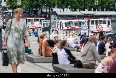 Hambourg, Allemagne. 27 juin 2020. Les passants s'assoient dans le centre-ville à l'embarcadère Alster Jungfernstieg, à des températures estivales. Credit: Markus Scholz/dpa/Alay Live News Banque D'Images