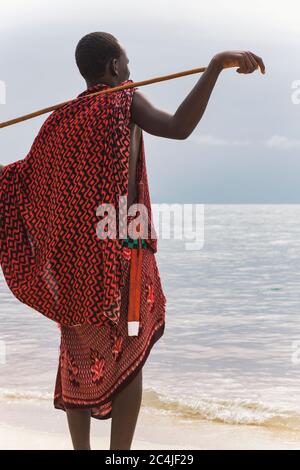 Maasai Man sur la plage Banque D'Images