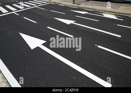 Les signaux directionnels fléchés et le passage de zébrures sont peints sur le sol En Espagne Banque D'Images