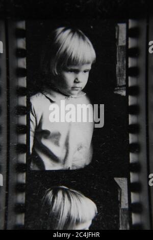 Fine 70s vintage contact imprimé noir et blanc photographie d'un portrait d'une jeune fille posant pour l'appareil photo. Banque D'Images