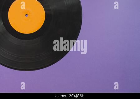 Disque vinyle noir et orange isolé sur fond clair Banque D'Images