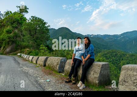 Landour, Uttarakhand, Inde; 21-Jul-2019; UN couple posant pour la photo; Mussoorie, Uttarakhand, Inde Banque D'Images