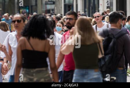 Hambourg, Allemagne. 27 juin 2020. Les passants longent Spitaler Strasse à pied, dans les températures estivales du centre-ville. Credit: Markus Scholz/dpa/Alay Live News Banque D'Images