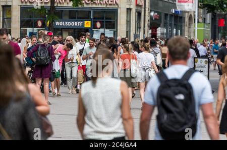 Hambourg, Allemagne. 27 juin 2020. Les passants longent Spitaler Strasse à pied, dans les températures estivales du centre-ville. Credit: Markus Scholz/dpa/Alay Live News Banque D'Images