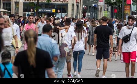 Hambourg, Allemagne. 27 juin 2020. Les passants longent Spitaler Strasse à pied, dans les températures estivales du centre-ville. Credit: Markus Scholz/dpa/Alay Live News Banque D'Images