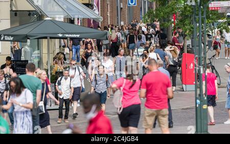 Hambourg, Allemagne. 27 juin 2020. Les passants longent Mönckebergstasse dans le centre-ville par les températures estivales. Credit: Markus Scholz/dpa/Alay Live News Banque D'Images