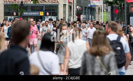 Hambourg, Allemagne. 27 juin 2020. Les passants longent Spitaler Strasse à pied, dans les températures estivales du centre-ville. Credit: Markus Scholz/dpa/Alay Live News Banque D'Images