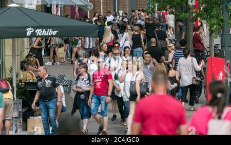 Hambourg, Allemagne. 27 juin 2020. Les passants longent Mönckebergstasse dans le centre-ville par les températures estivales. Credit: Markus Scholz/dpa/Alay Live News Banque D'Images