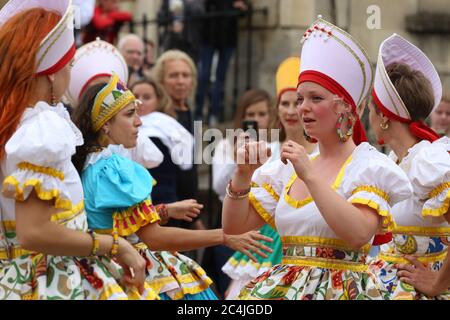 Les danseurs du groupe Afon Sistema se produisent en robe traditionnelle dans le Carnaval de Bath, Somerset, Angleterre, Royaume-Uni.15 de juillet 2017 Banque D'Images