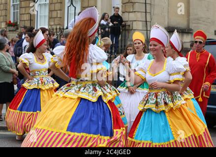 Les danseurs du groupe Afon Sistema se produisent en robe traditionnelle dans le Carnaval de Bath, Somerset, Angleterre, Royaume-Uni.15 de juillet 2017 Banque D'Images