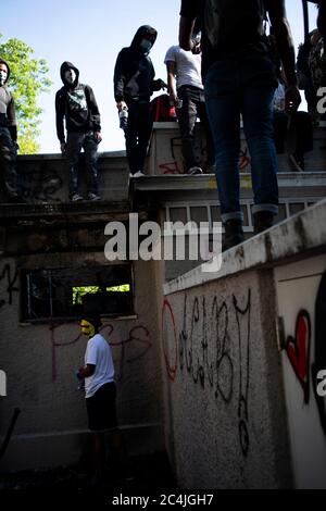 Les manifestants grimpent et brûlent le portier de Lafayette Square Banque D'Images
