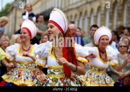 Les danseurs du groupe Afon Sistema se produisent en robe traditionnelle dans le Carnaval de Bath, Somerset, Angleterre, Royaume-Uni.15 de juillet 2017 Banque D'Images